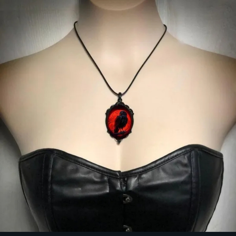 NWT Beautiful Blood Red With Black Raven Pendant Necklace!!